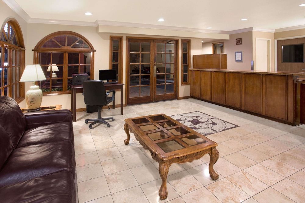 Travelodge by Wyndham Costa Mesa Newport Beach Hacienda 2