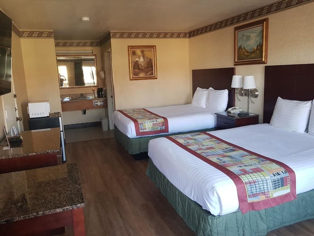 Travelodge by Wyndham Costa Mesa Newport Beach Hacienda 3