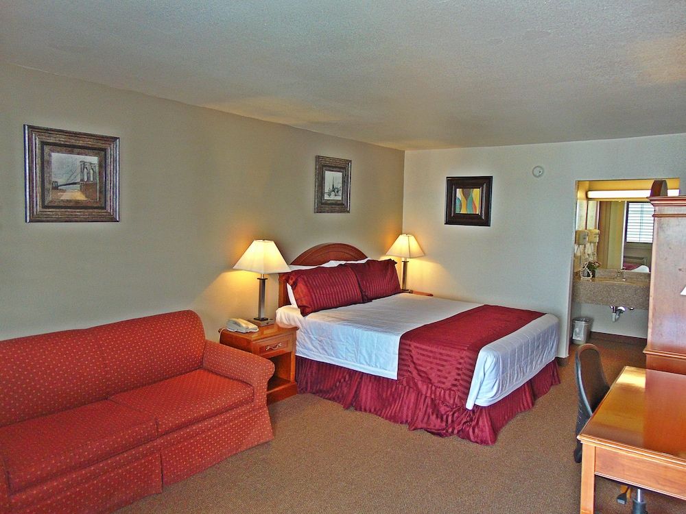 Ramada by Wyndham Kingman 3