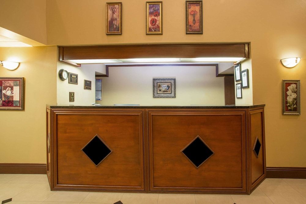 Travelodge by Wyndham Fort Myers Airport 2