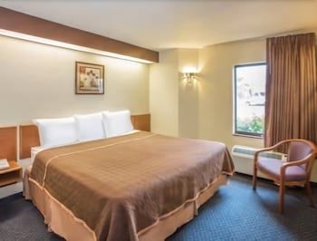 Travelodge by Wyndham Fort Myers Airport 3