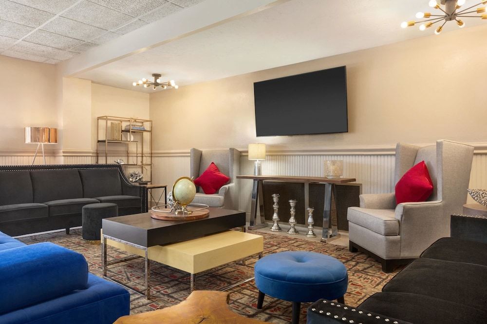 Ramada by Wyndham Sarasota 2