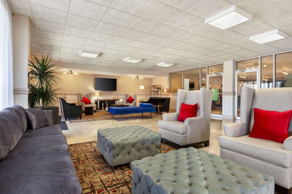Ramada by Wyndham Sarasota 3