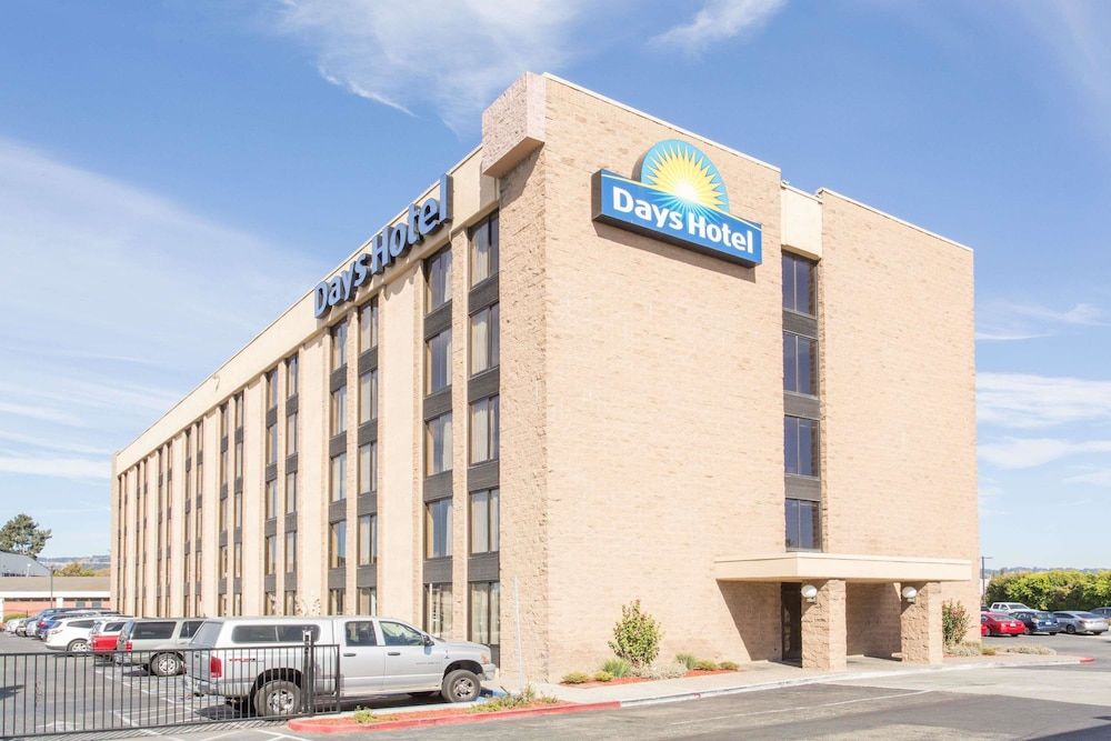 Days Hotel by Wyndham Oakland Airport-Coliseum 1
