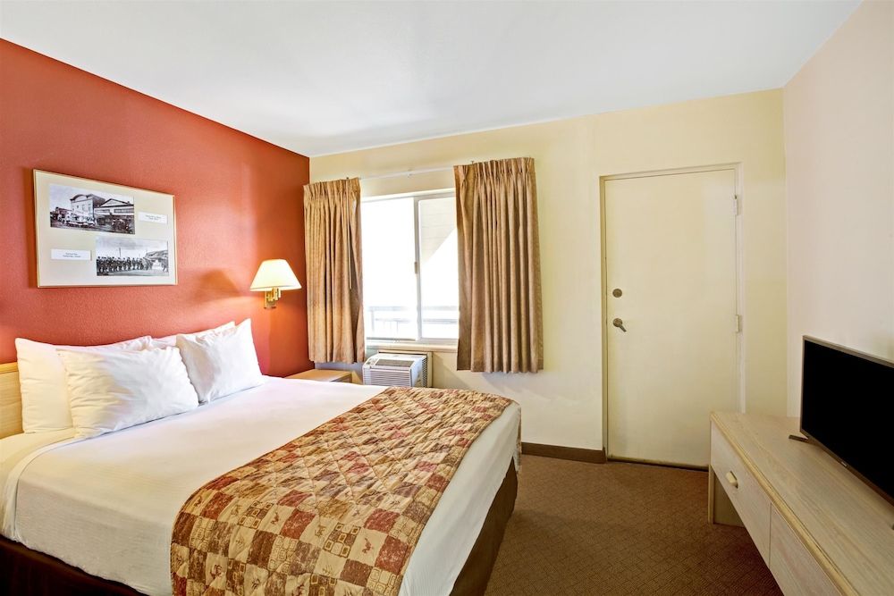 Ramada by Wyndham Anchorage 3