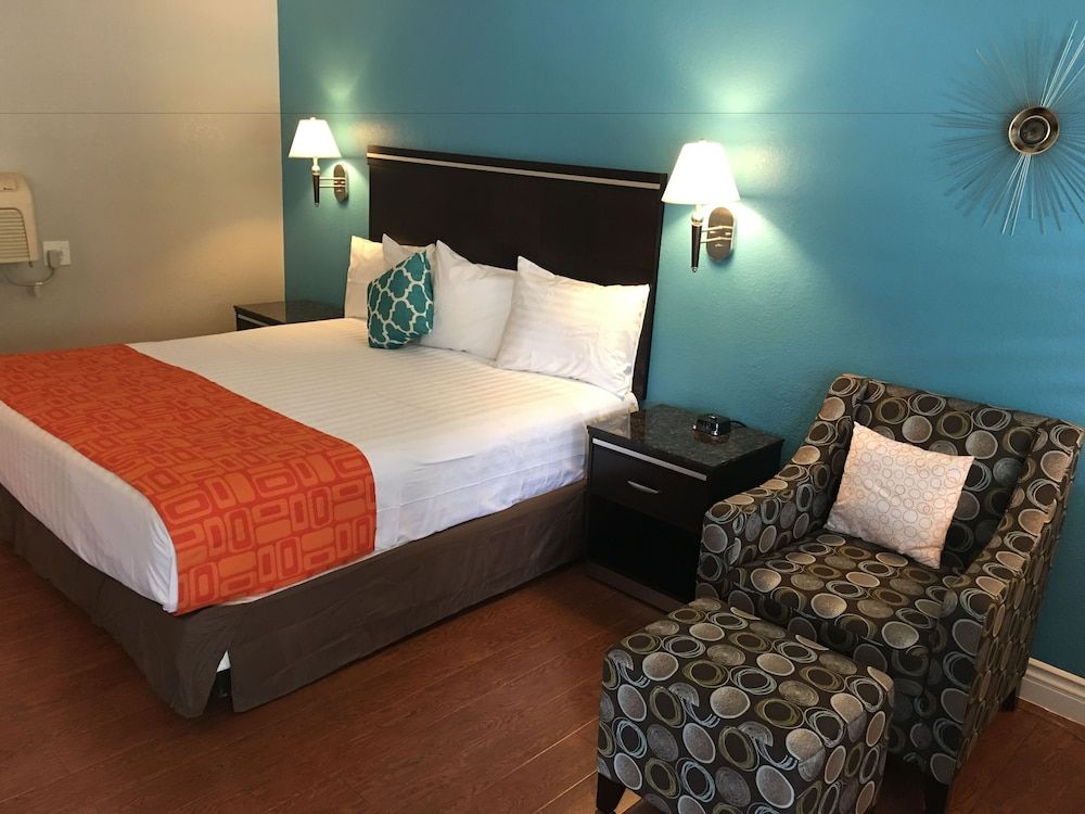 Howard Johnson Hotel & Suites by Wyndham Orange 3