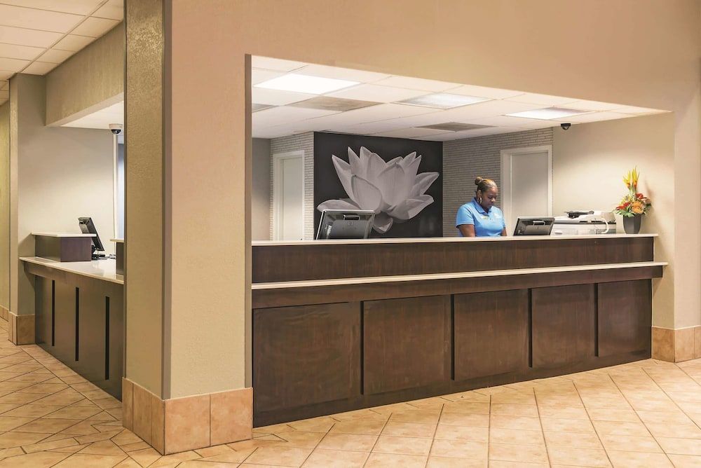 La Quinta Inn & Suites by Wyndham New Orleans Airport 2