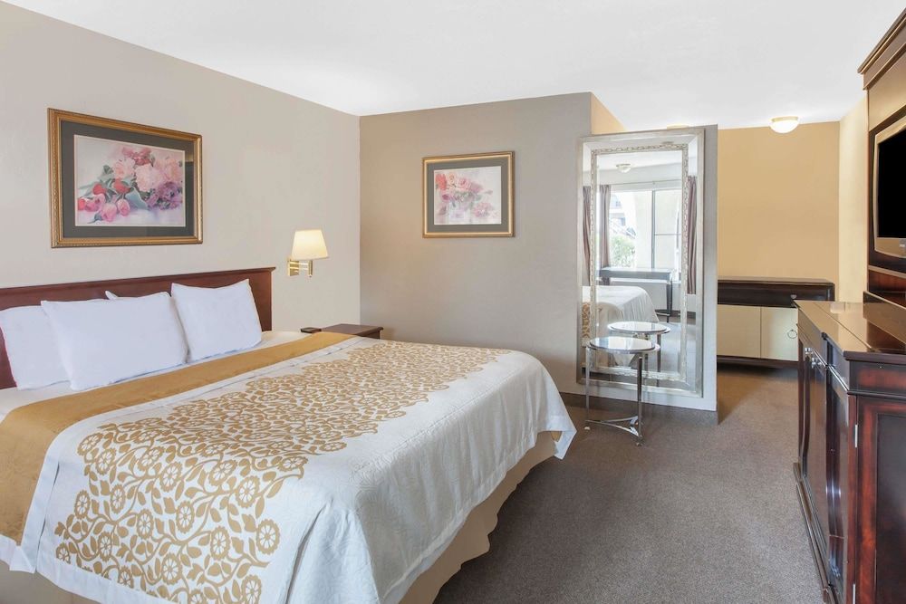 Days Inn by Wyndham Camarillo - Ventura 3