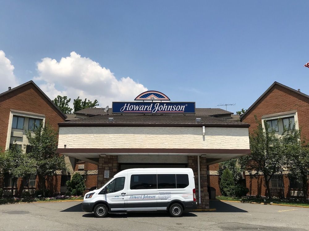 Howard Johnson Hotel by Wyndham Newark Airport 3