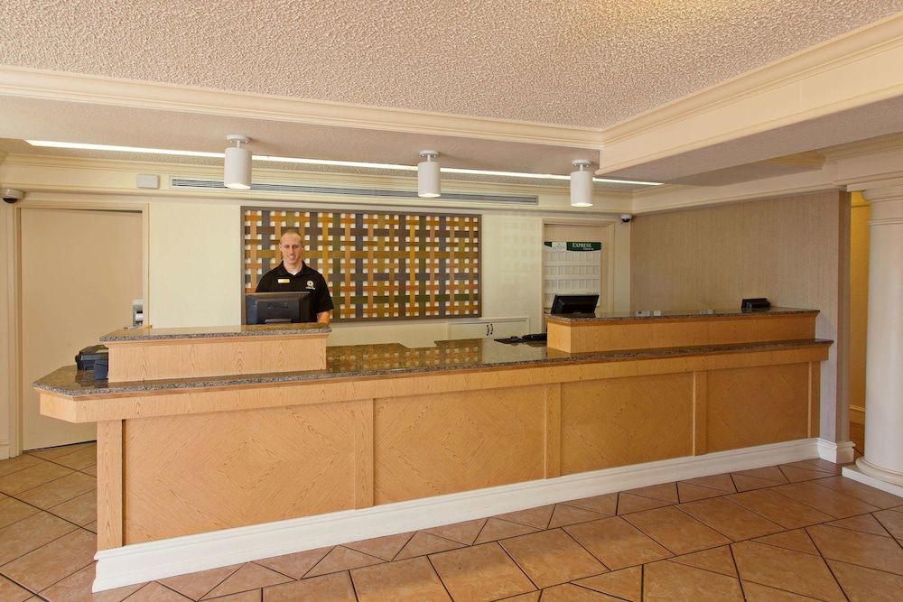 La Quinta Inn by Wyndham Costa Mesa Orange County 3