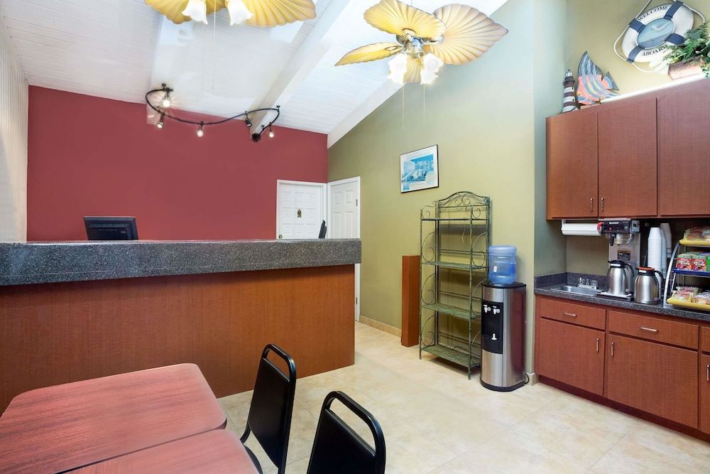 Days Inn by Wyndham Costa Mesa/Newport Beach 2