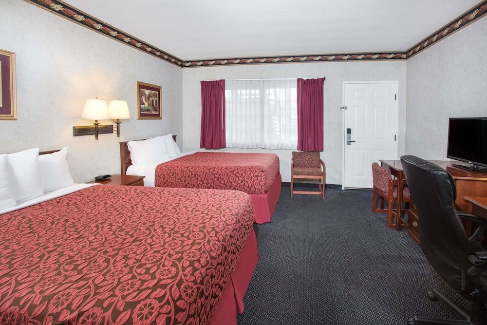 Days Inn by Wyndham Costa Mesa/Newport Beach 3