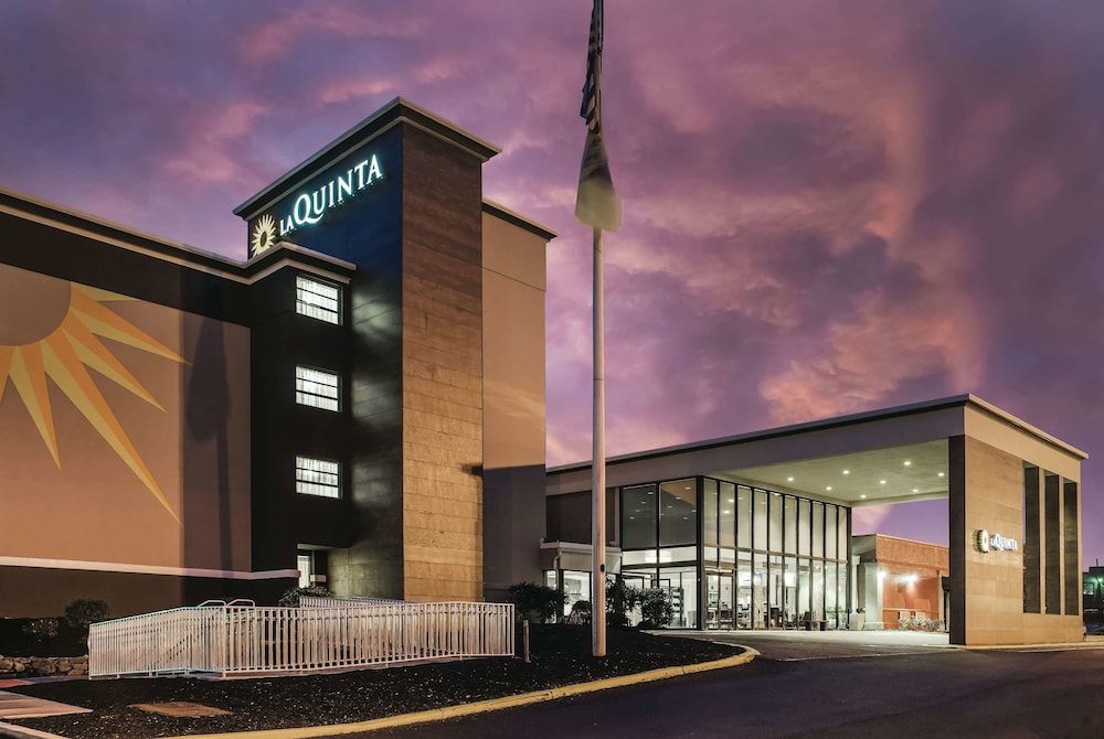 La Quinta Inn & Suites by Wyndham Clifton/Rutherford 1