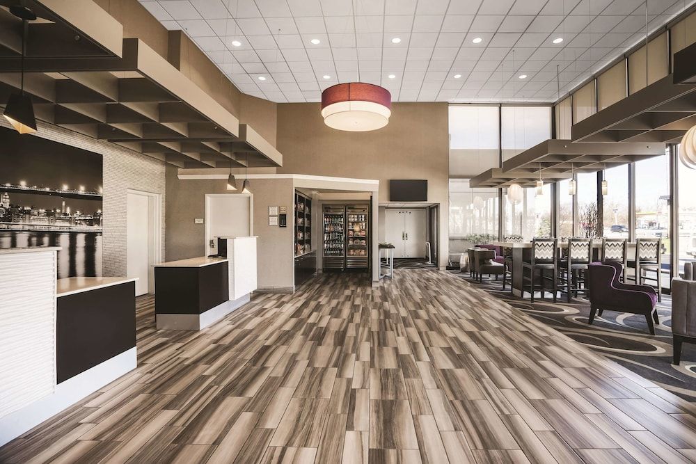 La Quinta Inn & Suites by Wyndham Clifton/Rutherford 2