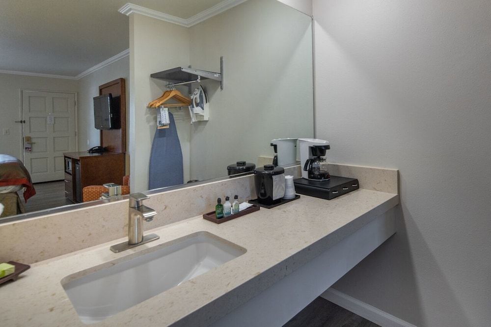 Ramada by Wyndham Mountain View 3