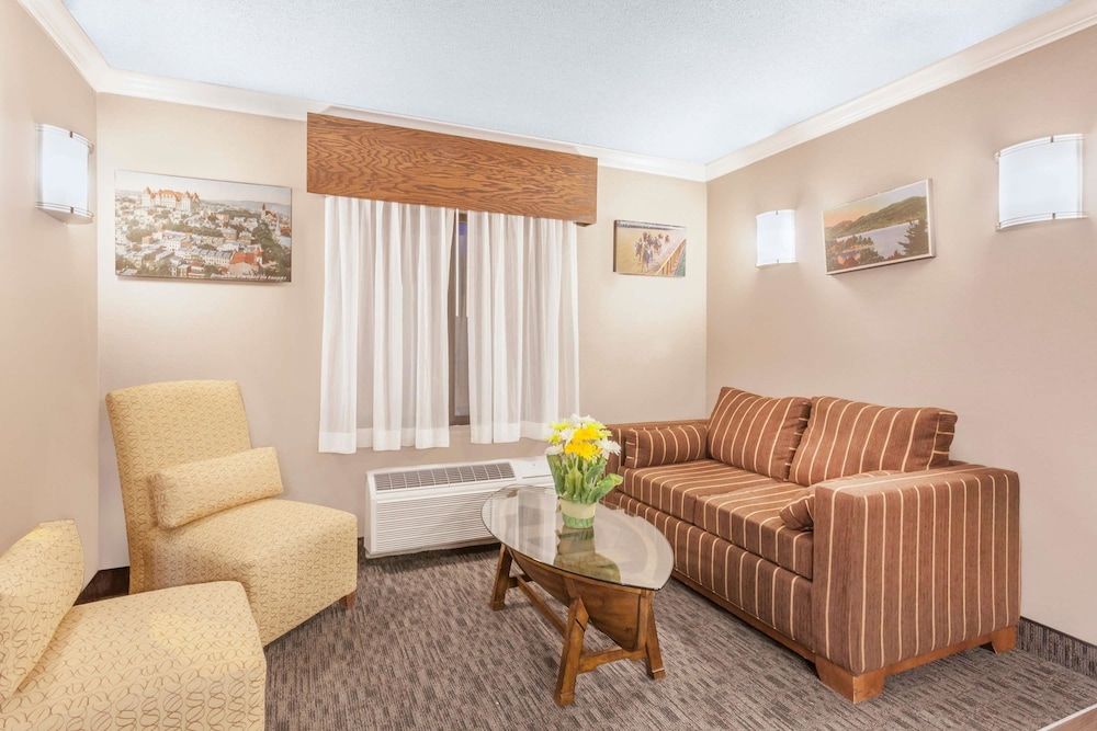 Days Inn & Suites by Wyndham Plattsburgh 2