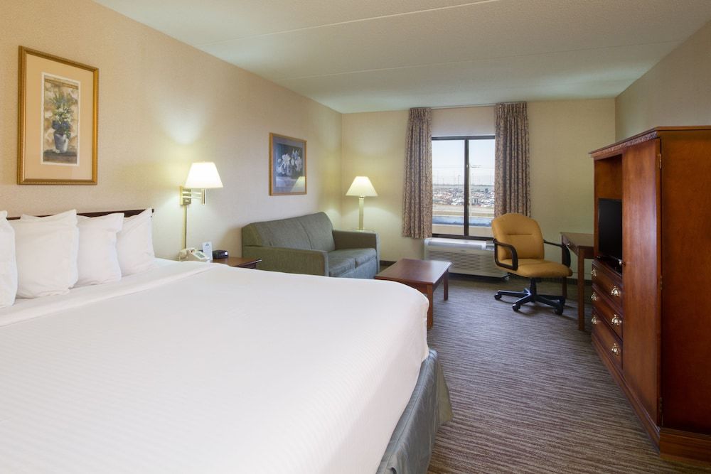 Days Hotel by Wyndham Buffalo Airport 2