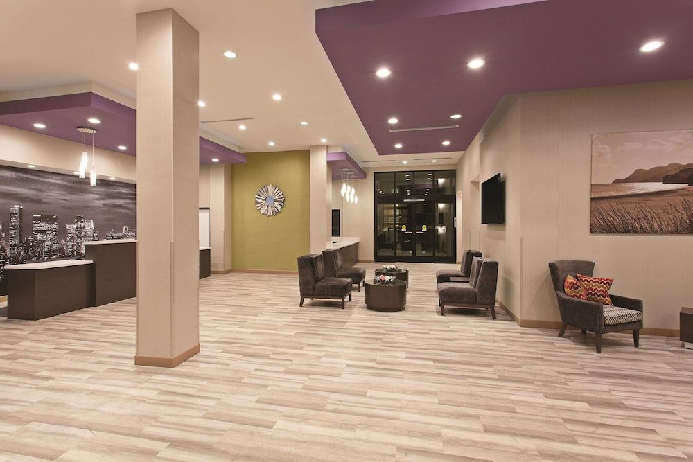 La Quinta Inn & Suites by Wyndham Pomona 2