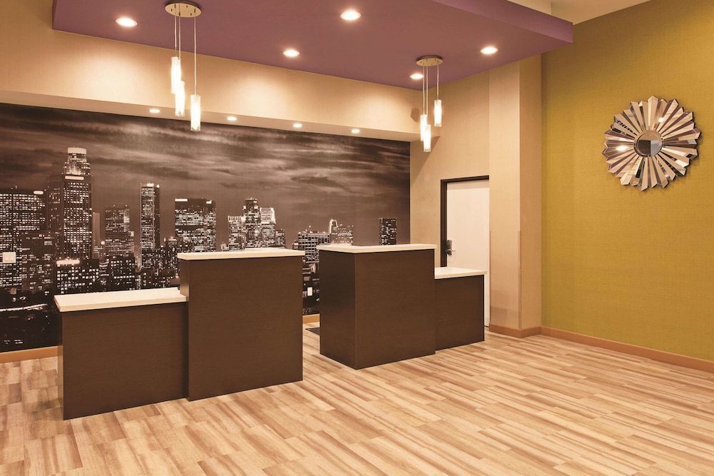 La Quinta Inn & Suites by Wyndham Pomona 3