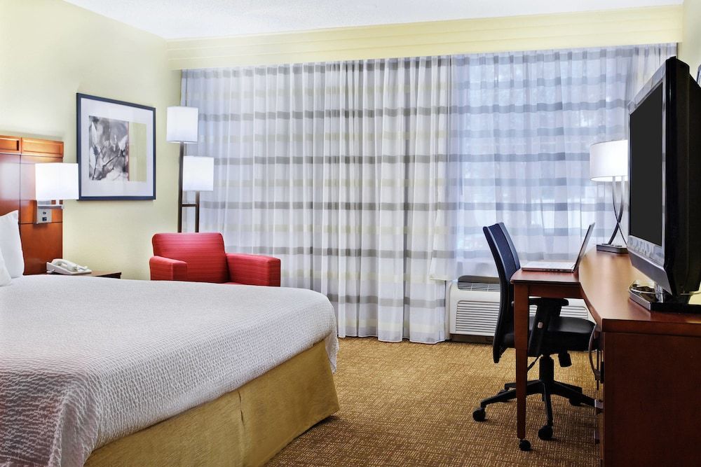 Courtyard by Marriott Houston Brookhollow 1