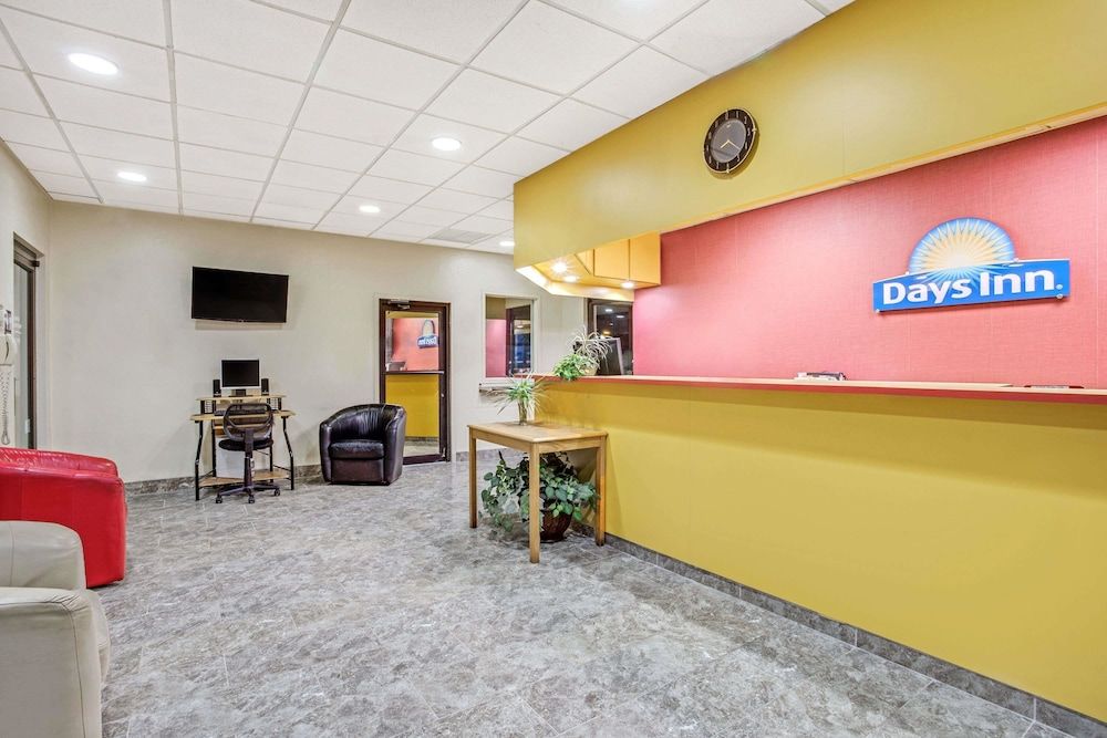 Days Inn by Wyndham Bradenton - Near the Gulf 2