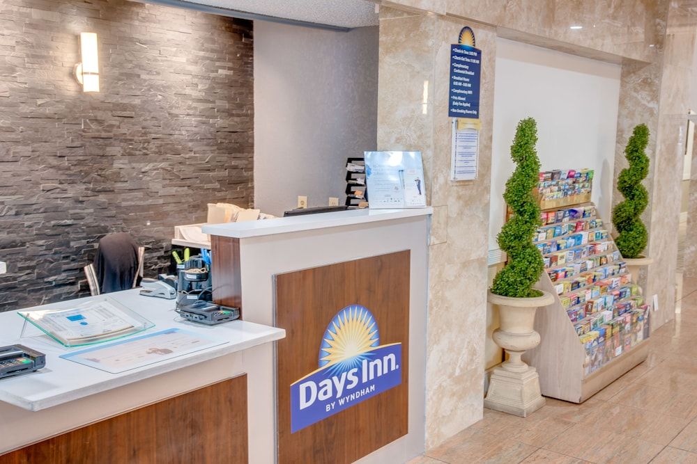 Days Inn by Wyndham St. Petersburg / Tampa Bay 2