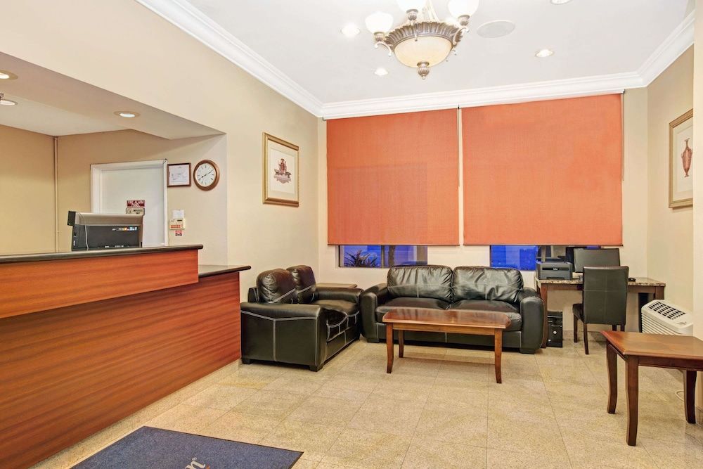 Howard Johnson by Wyndham Torrance 2