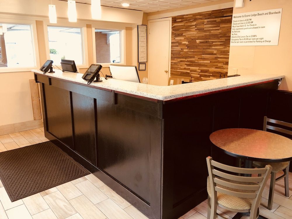 Econo Lodge Beach and Boardwalk 3