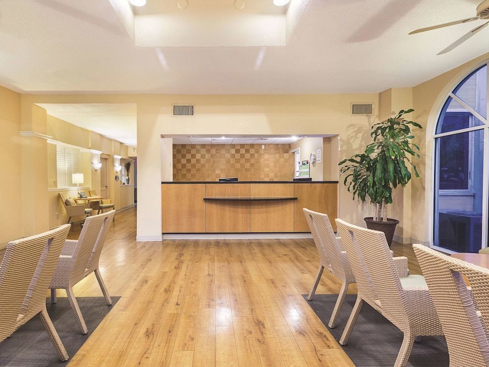 La Quinta Inn & Suites Miami Lakes 3