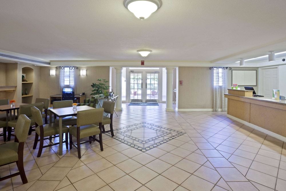 La Quinta Inn by Wyndham Phoenix Sky Harbor Airport 2