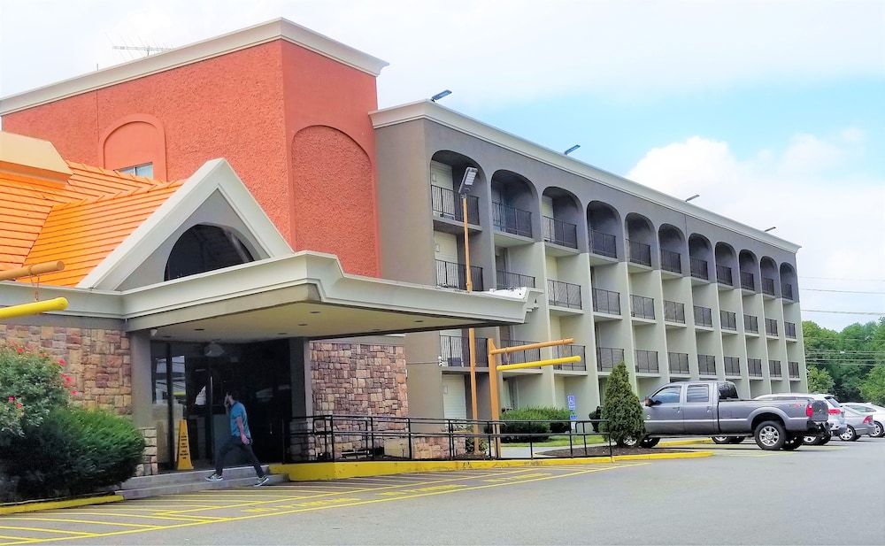 Howard Johnson by Wyndham Clifton NJ 3 estrelas em Clifton