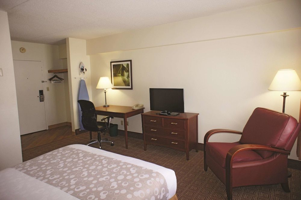 La Quinta Inn & Suites by Wyndham New Haven 3