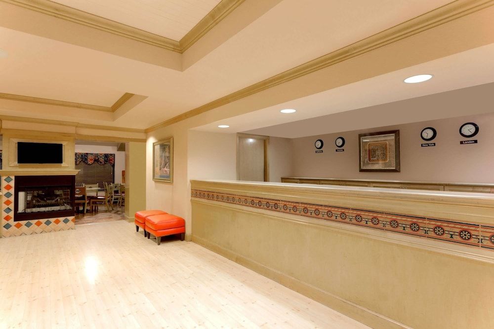 Days Inn & Suites by Wyndham Tempe 3