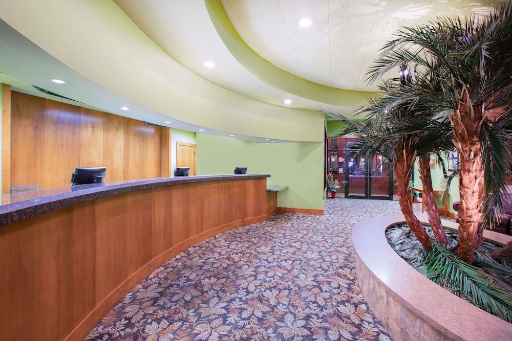 Ramada Tropics Resort & Conf Center by Wyndham Des Moines 3