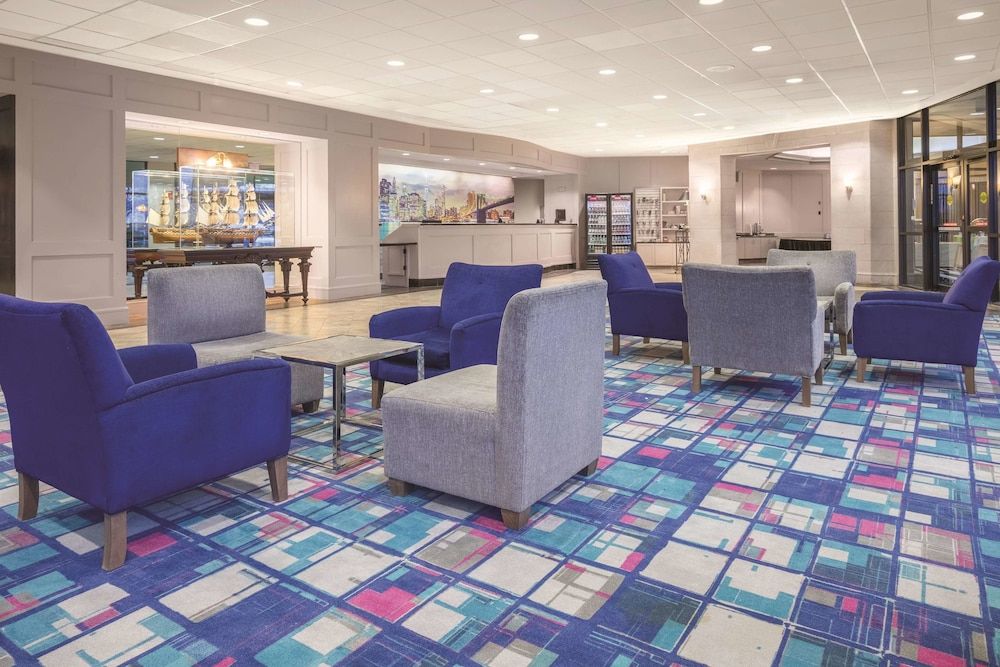 La Quinta Inn & Suites by Wyndham Secaucus Meadowlands 3