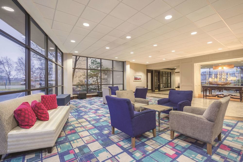 La Quinta Inn & Suites by Wyndham Secaucus Meadowlands 2