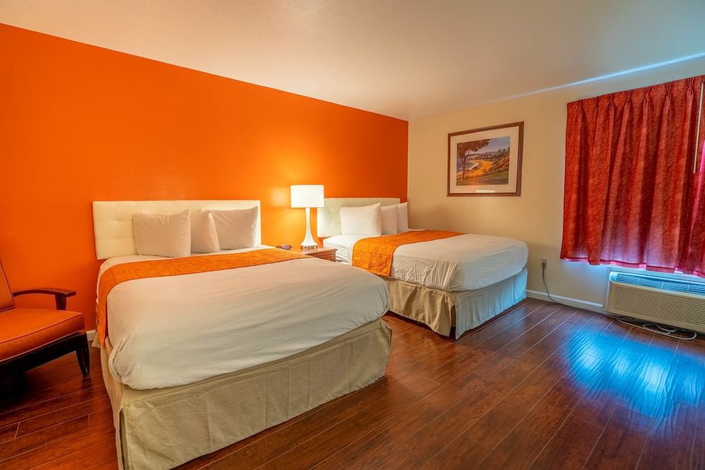 Howard Johnson by Wyndham Buena Park 3