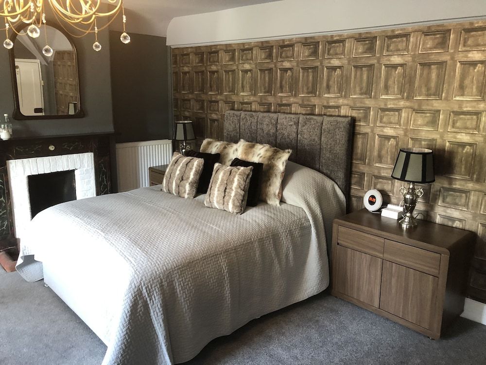 The Coach and Horses of Compton 3