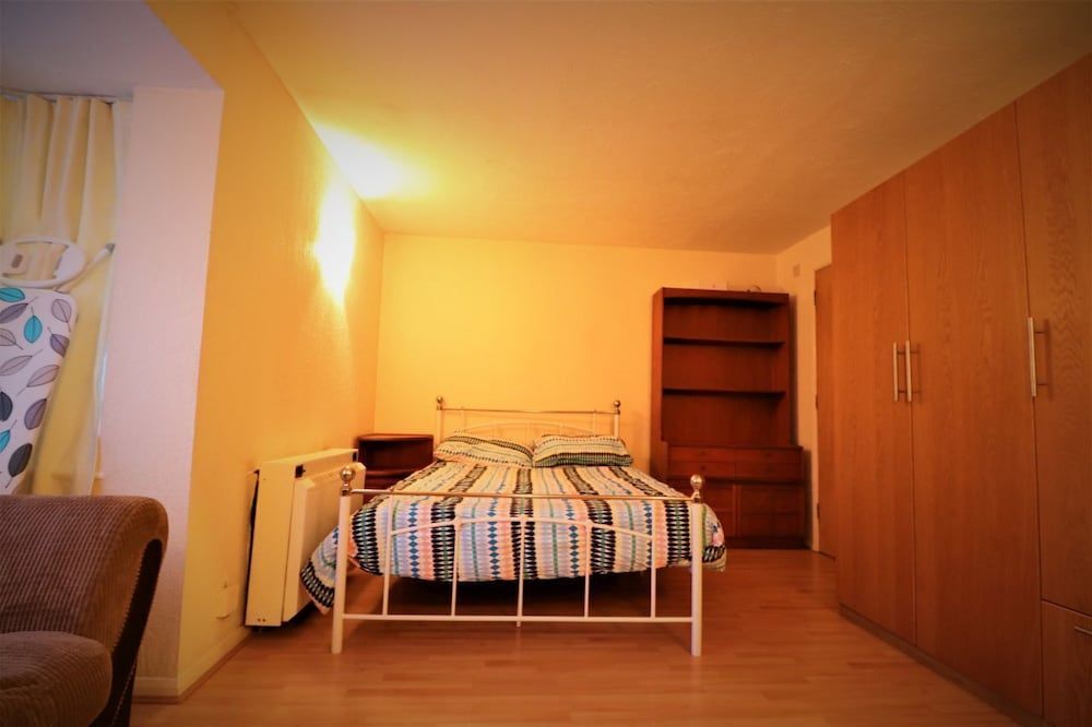 A Comfortable Studio on Pavillion Way Burnt Oak 3