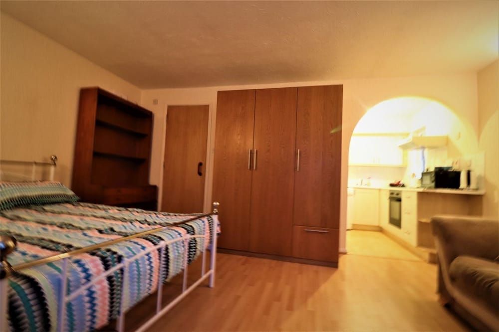 A Comfortable Studio on Pavillion Way Burnt Oak 2