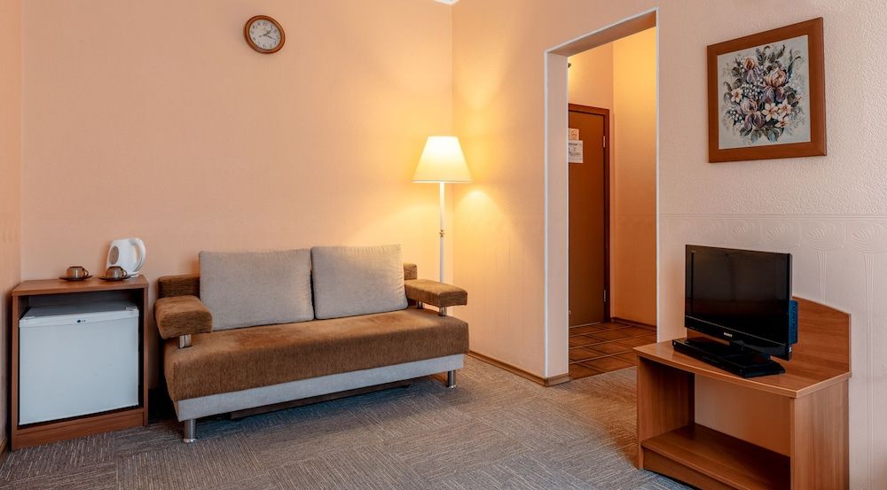 Cronwell Nika Center 2