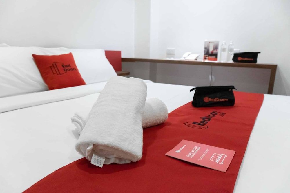 RedDoorz Plus Near Bamboo Organ Las Piñas 3 RedDoorz Plus Near Bamboo Organ Las Piñas 3