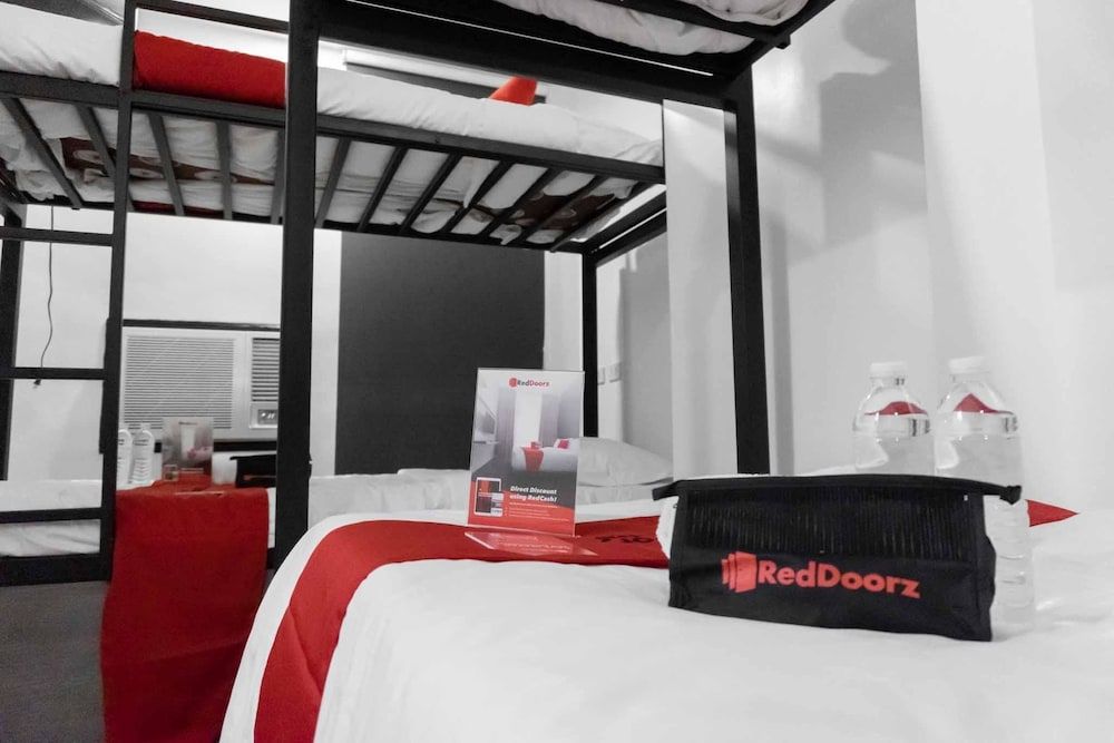 RedDoorz Plus Near Bamboo Organ Las Piñas 1 RedDoorz Plus Near Bamboo Organ Las Piñas 1