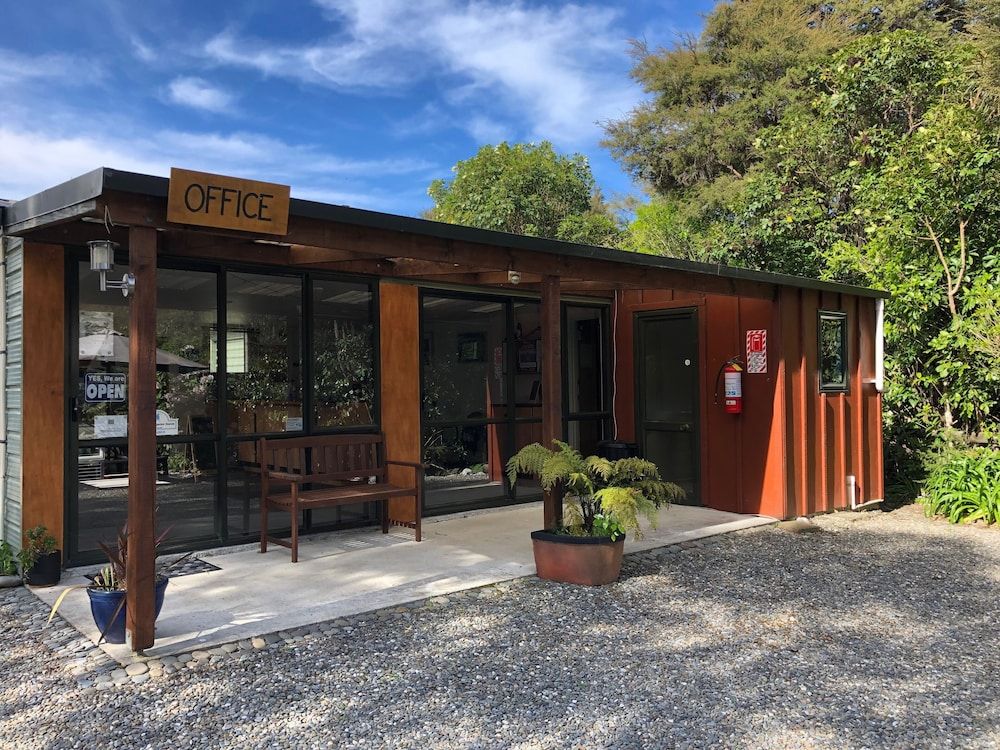 Kanuka Ridge Lodge and Backpackers 2