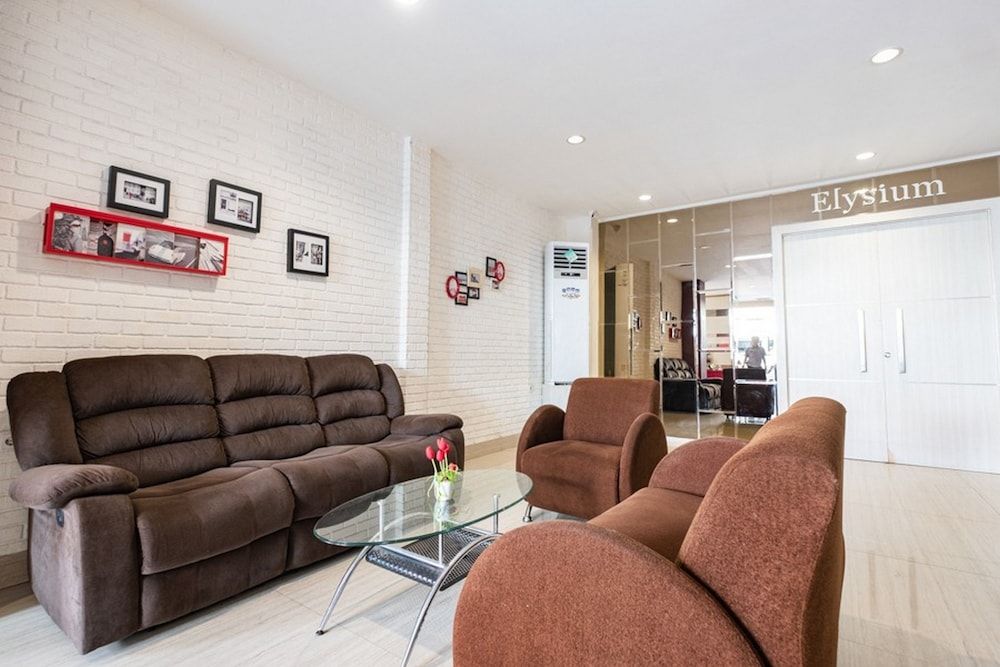 RedDoorz Plus @ The Alden Hotel 1