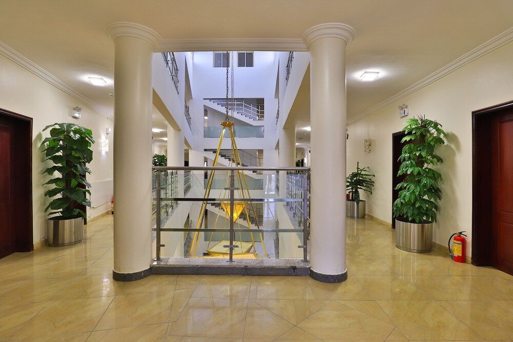 OYO 227 The New Address Hotel 2