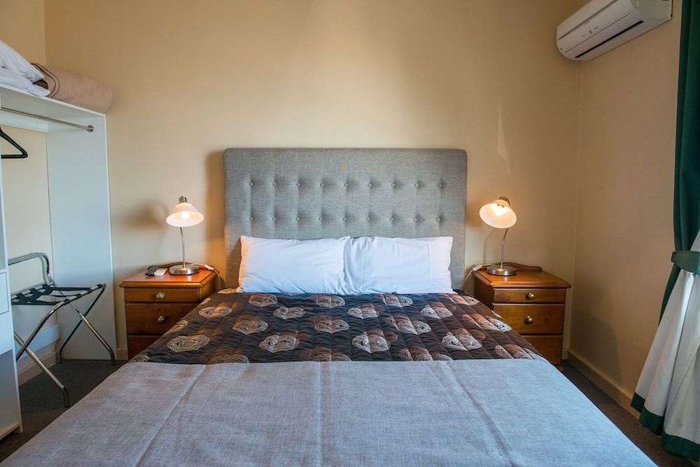 Riverside Hotel Motel 2