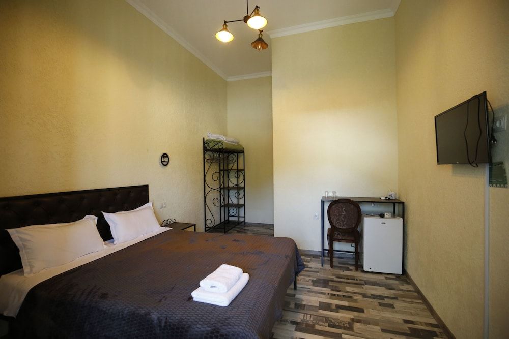 Cottage Houses Green Flower 3