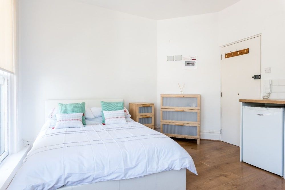 Bright Cosy Studio Perfect Base 2
