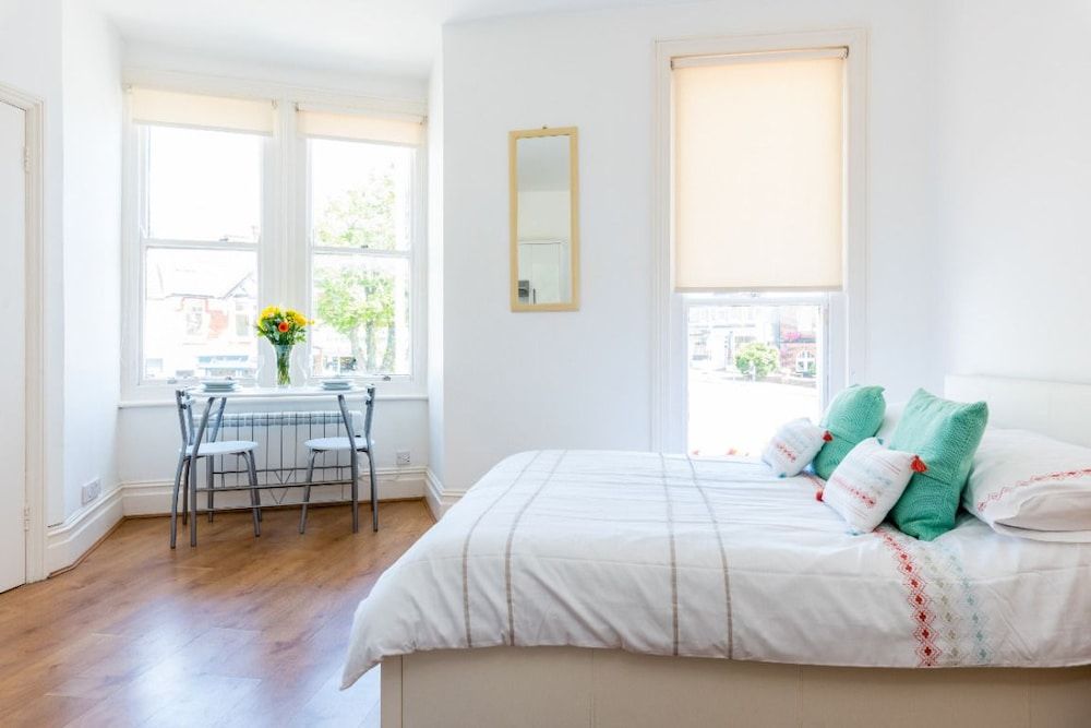 Bright Cosy Studio Perfect Base 1